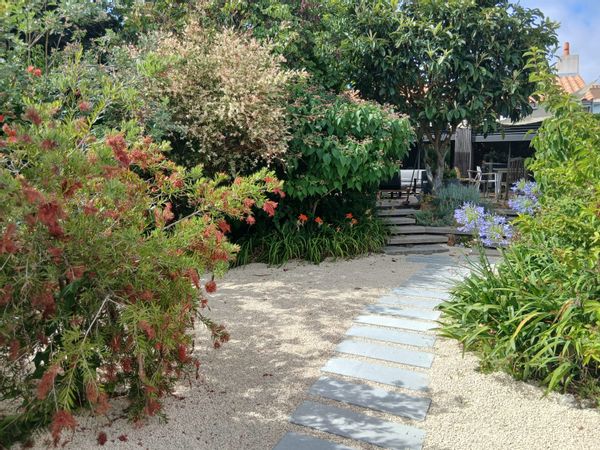 Maison dans un jardin verdoyant à 5 min (voiture) de la plage Studio indépendant dans le jardin