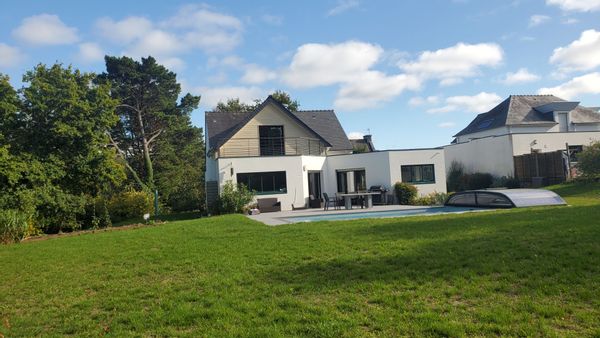 Grande maison familiale avec piscine, jardin arboré, au calme, proche plages en Bretagne Sud