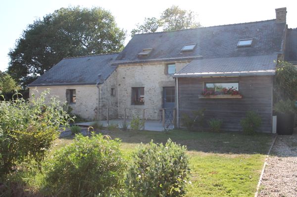 grande maison en pierre proche de la mer