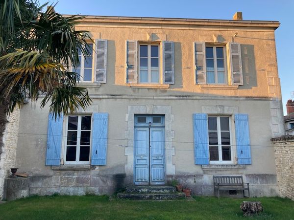 La maison de Aurélie Et Lucien, à 15 mn de La Rochelle et de l’île de Ré.