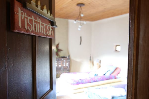 La chambre entre encens et lumière
