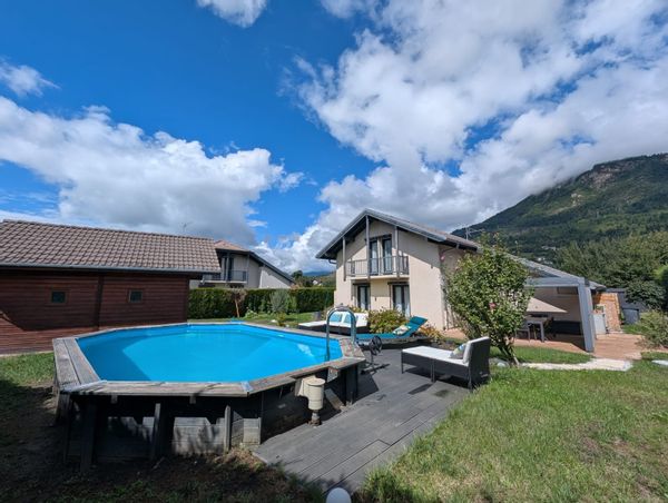 La maison de Manon et Alexis, vu sur les montagnes
