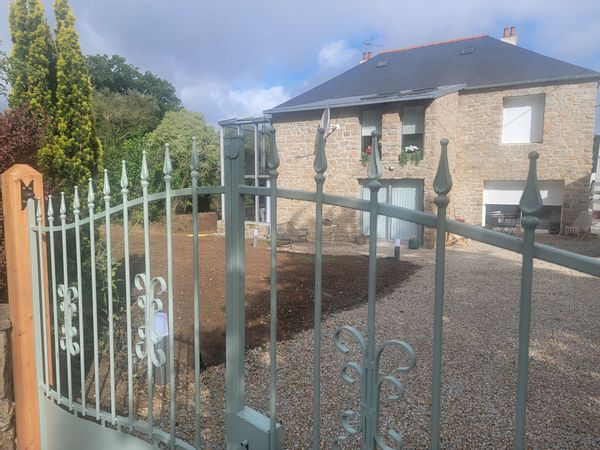 La maison de Marie Christine est spacieuse et lumineuse décorée avec gout.Accès pour pmr.