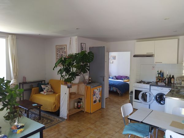 Appartement & jardin dans un vieux mas, 10 min de vélo du village.