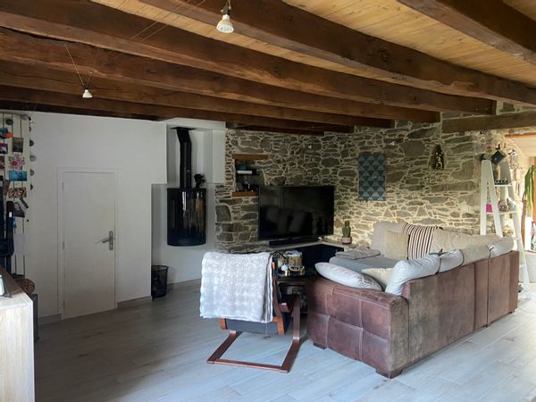 Notre maison est atypique, elle est sur 2 étages, avec des murs en pierre. Elle date de 1870 !