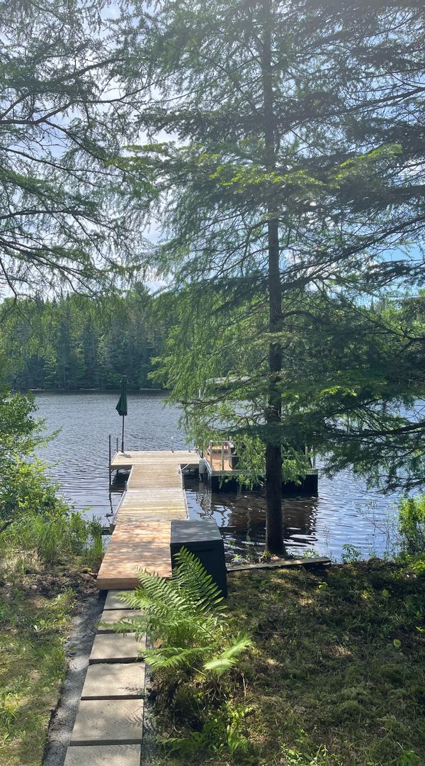 Propriété lumineuse sur le bord d’un lac avec quai privé et ponton