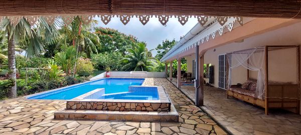 Tahiti presqu'île, Maison avec piscine dans un jardin luxuriant