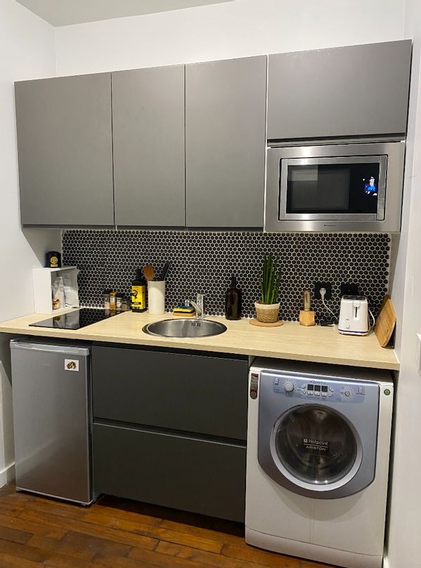 Mon pied à terre est un studio de 15m2 au RDC au calme, cuisine équipée, salle de bain, bureau...