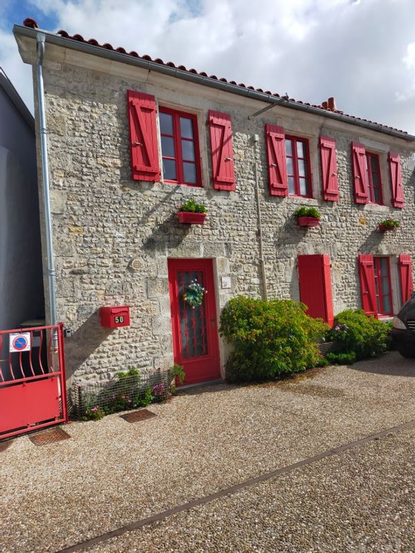 La maison  10  couchages  et petit studio 2personnes indépendant de Marie proche de l'ile de ré