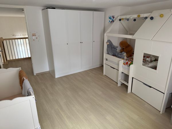 Appartement 2 chambres près de Nîmes. Résidence sécurisée, parking, Wi-Fi. Famille de 4, été 2026.
