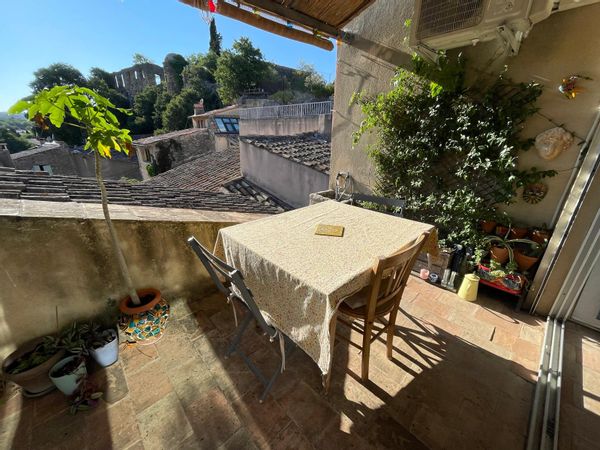 La maison ancestrale en pierre dans village provençal.