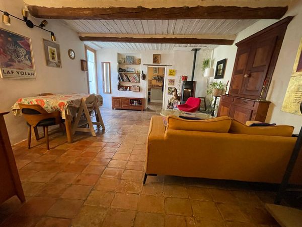 La maison ancestrale en pierre dans village provençal.