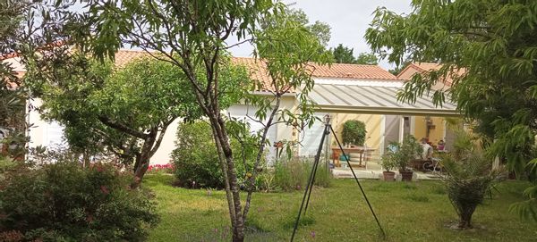 La maison de MARTINE ET FELIX dans un cadre verdoyant