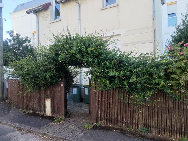 Un petit havre de paix, au fond d'une impasse privative. Silence et tranquillité en ville