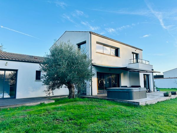 La Pépinière – Villa lumineuse avec grand jardin & jacuzzi, aux portes de La Rochelle