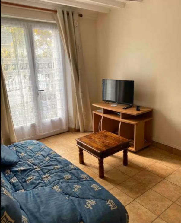 Maison normande typique avec jardin à côté de la plage