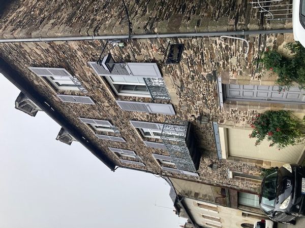 Chambre spacieuse et claire dans une maison de caractère.