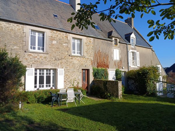 Maison mitoyenne au cœur du vieux bourg de saint lunaire, accès plage en 10 minutes à pied