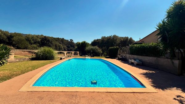 Appartement avec piscine Corsica Joli appartement deux pièces situé en Corse du Sud.