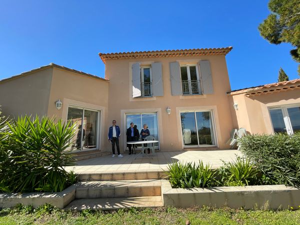 Superbe maison avec vue sur le Mont ventoux. Au calme, proche des commodités et à 10 mn d’Avignon