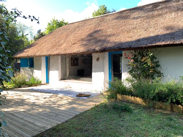 La maison de vacances de Marie est une chaumière située dans une forêt de pin