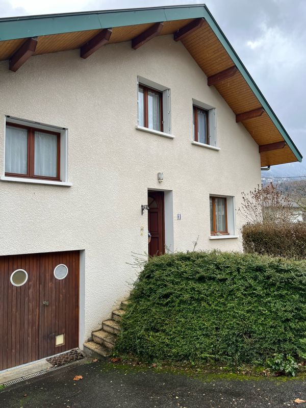 Maison entre lac et montagnes