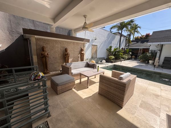 La villa senang.        ( en Bahasa Indonésien cela veut dire Villa heureuse)
