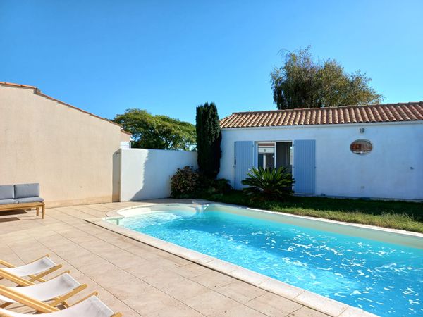 Grande maison sur l'île d'Oléron pour familles constituée d'1 bâtiment principal et de 2 dépendances