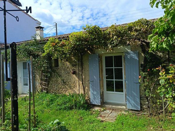 2 CHAMBRES EN HOSPITALITÉ  dans un Ancien chai aménagé au cœur d'un village de l'île.