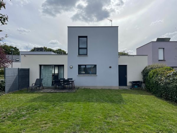 Maison moderne de 2016 dans un quartier calme située à Saint Berthevin sur un terrain de 350 m²