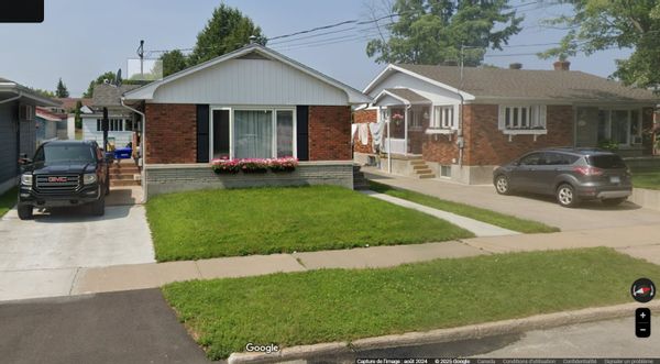 Maison unifamiliale plein pied, quartier résidentiel familial, face à la montagne