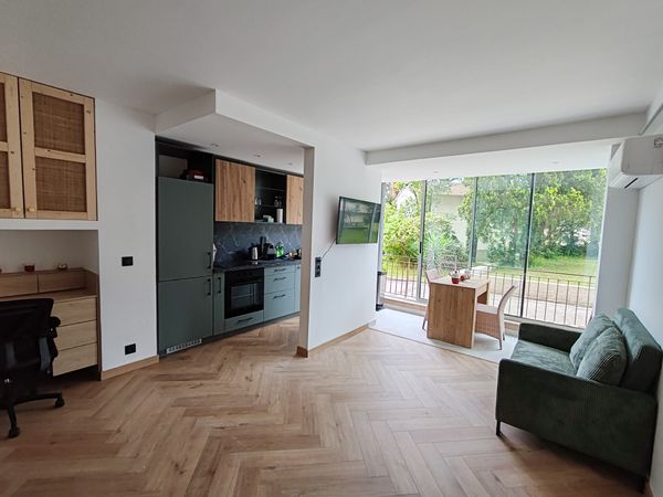 Charmant T2 rénové avec véranda & vue jardin – à 10 min à pied de la mer