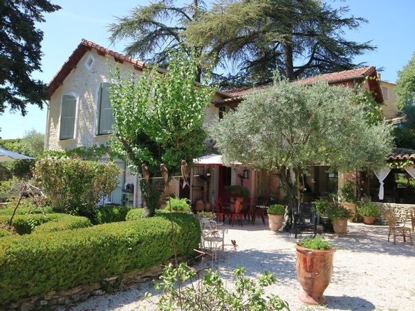 Maison en pierre de caractère avec jardin arbore dans un quartier calme à proximité du centre ville.