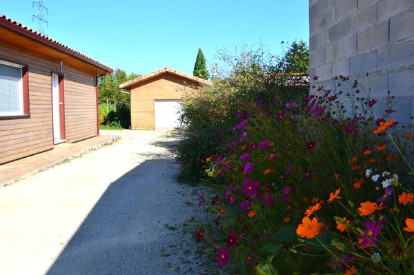 Appartement cosy neuf avec son jardin boisé situé à 10mn du centre ville et  2kms du golf