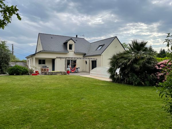 Maison familiale 4 ch au calme, avec piscine et jardin, proximité de Vannes et du Golf du Morbihan