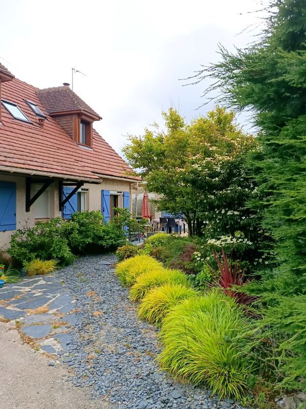 La maison de Isabelle avec joli jardin et à quelques pas de la plage.