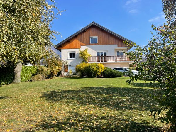 La maison entre lacs et montagnes