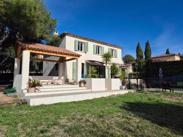 Chaleureuse et grande bastide provençale, 4 chambres, piscine sécurisée