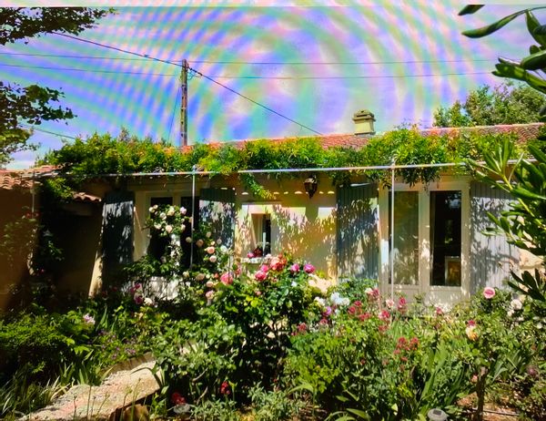 La maison de Sylvie est au calme dans un lieu de verdure