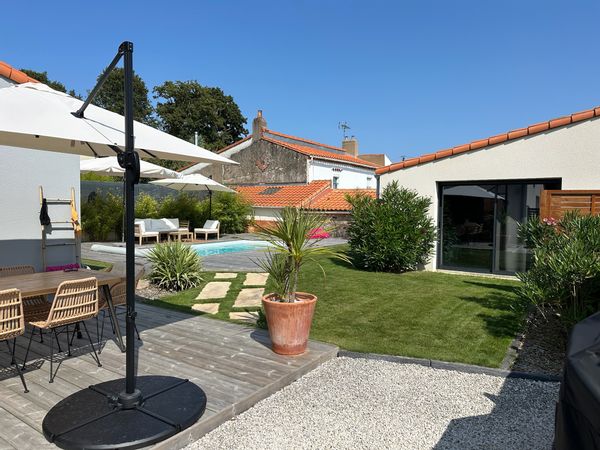 Maison récente avec jardin et piscine dans un village en impasse près de Nantes et à 30min de la mer
