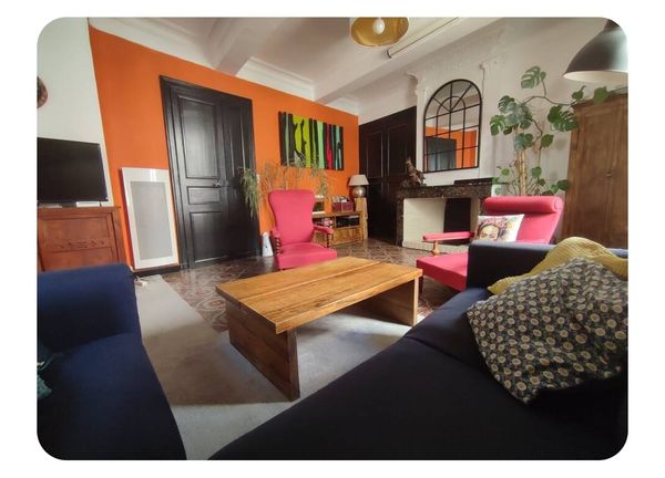Grande maison de village tout proche de la plage et du port .