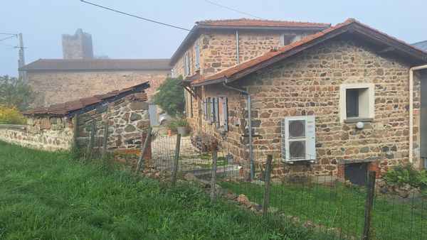 Chambre privée et sa salle d'eau privative à la campagne dans une maison ancienne pleine de charme.