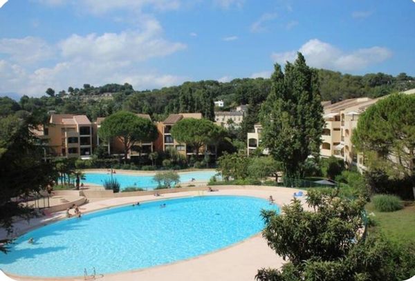 Un cosy duplex au cœur de la French Riviera, à Mougins, pays de Picasso .