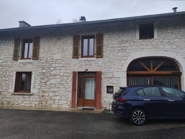 Jolie petite maison en pierre de taille au coeur du Jura