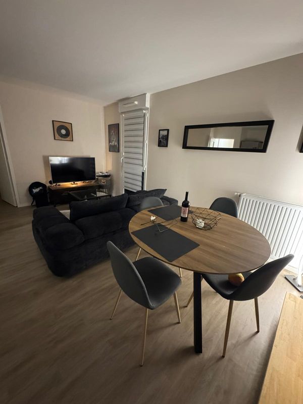 Notre appartement est lumineux il est propre, bien rangé et organisé.