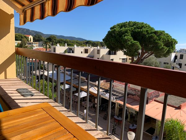 Un balcon sur la Côte d'Azur. La station balnéaire du Village de Bormes les Mimosas,