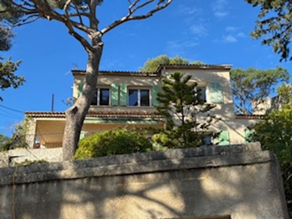 La Malinière, charmante villa méridionale située entre pins et méditerranée