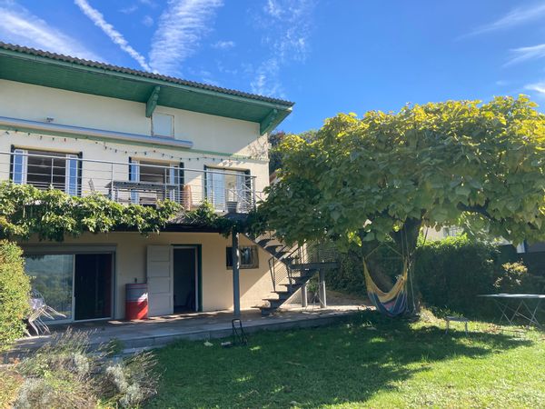 Petite maison de vacances au bord du lac de Paladru.