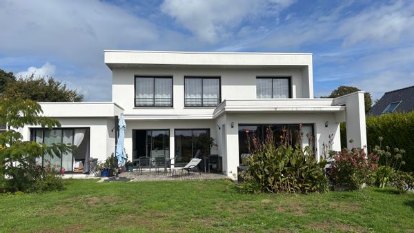Grande maison moderne et très lumineuse à 500 mètres de l’océan sur la Riviera Bretonne.