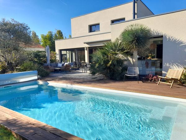 La maison de Fabrice et Coco, se situe proche de la ville en étant à la campagne.
